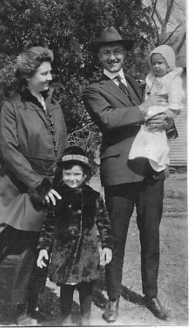 Bill Hargiss and family in 1916